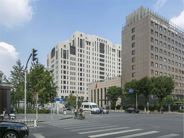 头发很干很多头皮屑怎么办